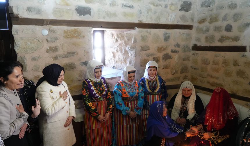 Kastamonu'da Geleneksel Çeyiz ve Gelinlikler Geleceğe Taşınıyor"
