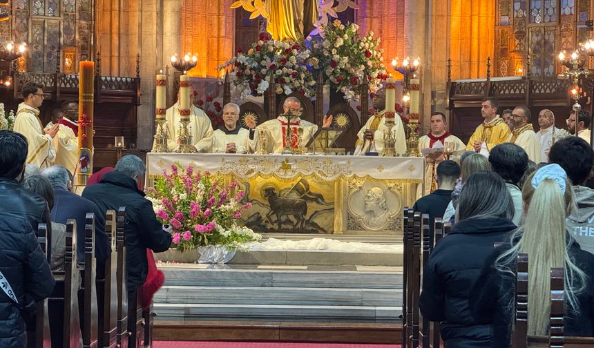 İstanbul'daki St. Antuan Kilisesi'nde Papa Franciscus için ayin düzenlendi
