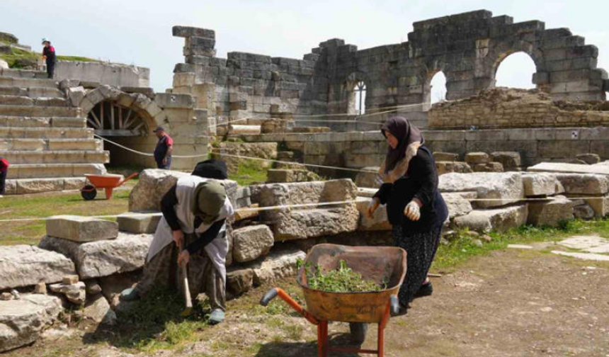 Konuralp'teki tarihi kazılara gönüllü katılıyorlar