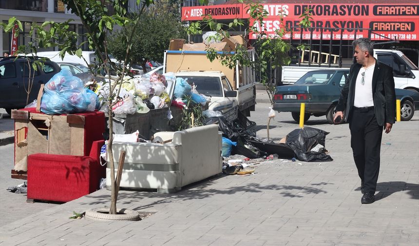İzmir’de grev krizi: sokaklar çöp yığınlarına teslim