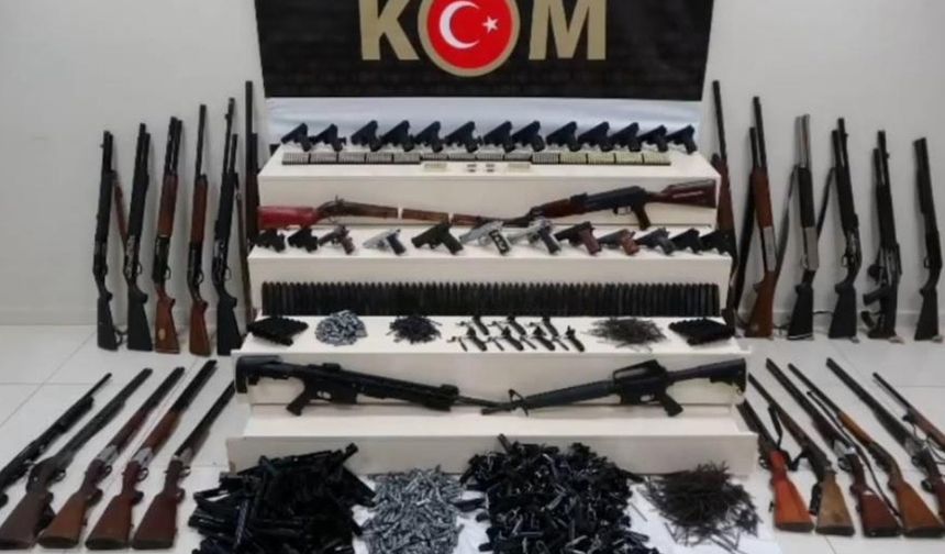 Van'da polisten 13 adrese operasyon: Çok sayıda silah ve mühimmat ele geçirildi