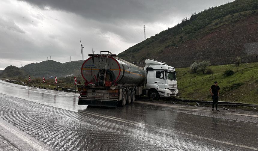 Osmaniye'de kontrolden çıkan tanker bariyerlere ok gibi saplandı