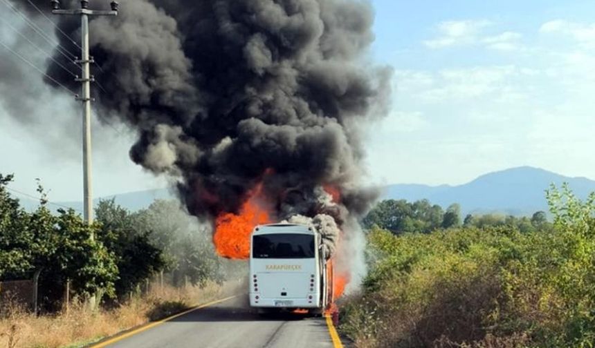 Sakarya’da alev topuna dönen işçi servisi kül oldu