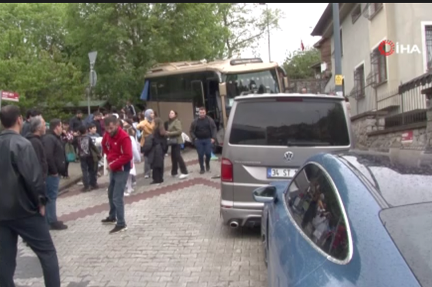 Üsküdar'da öğrencileri taşıyan servis kaza yaptı