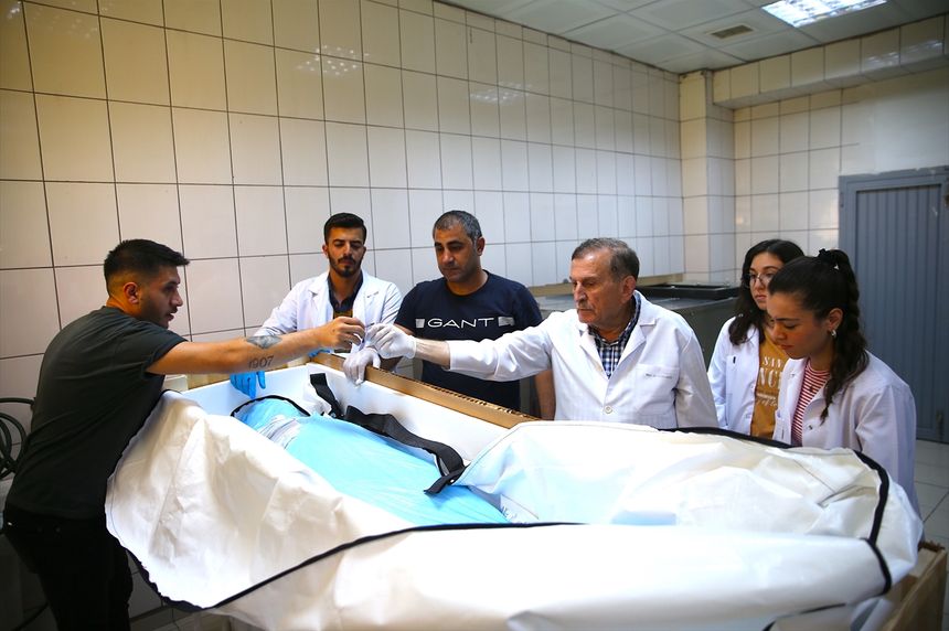 Diyarbakır'da Tıp öğrencileri, ABD'den gelen kadavra üzerinde eğitim görüyor