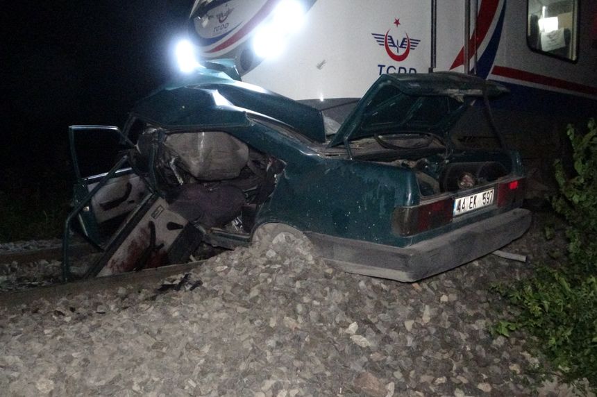 Malatya'da feci kaza: Trenin altında kalan otomobilin sürücüsü can verdi