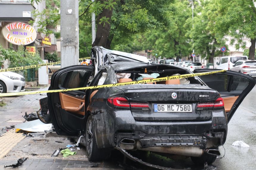 Ankara’da kontrolden çıkan araç direğe çarptı: Ölü ve yaralılar var