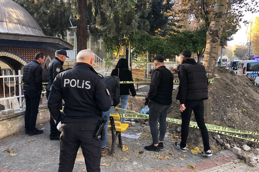 Isparta'da belediye personeli kılığıyla define kazısından tarihi lahit ve küp parçaları çıktı