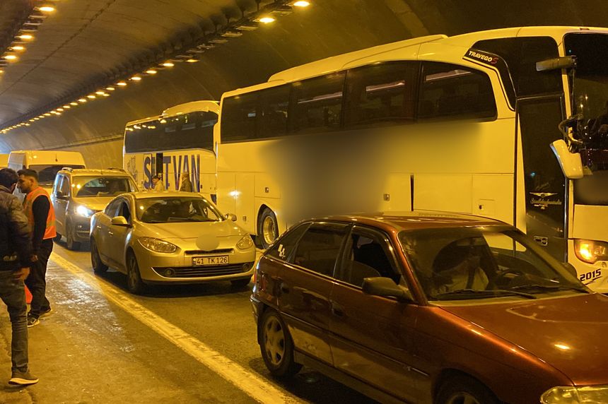 TEM'de iki yolcu otobüsü ve tır kazaya karıştı: Çok sayıda yaralı var