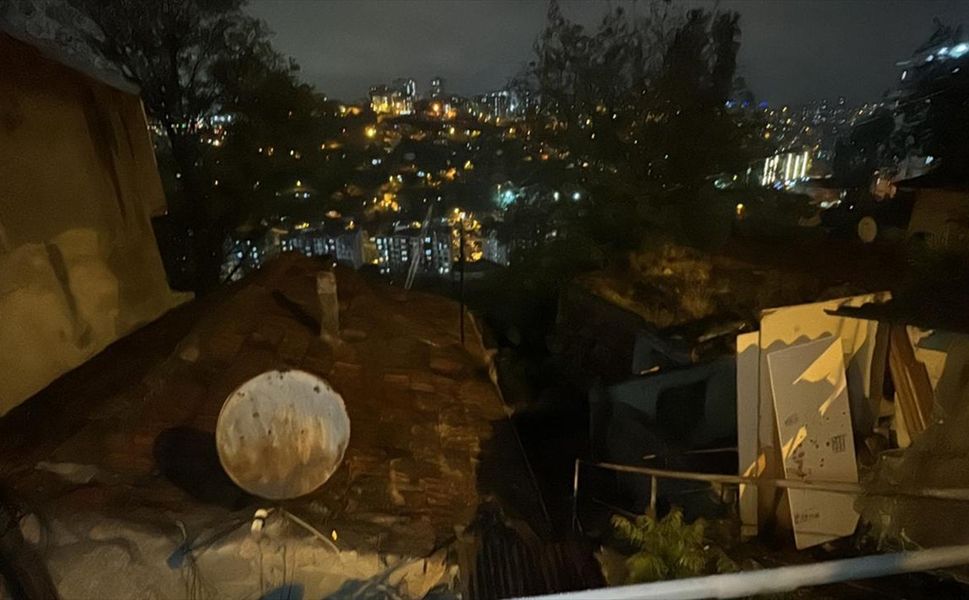 İstanbul'da toprak kayması: 24 ev etkilendi 96 kişi  tahliye edildi