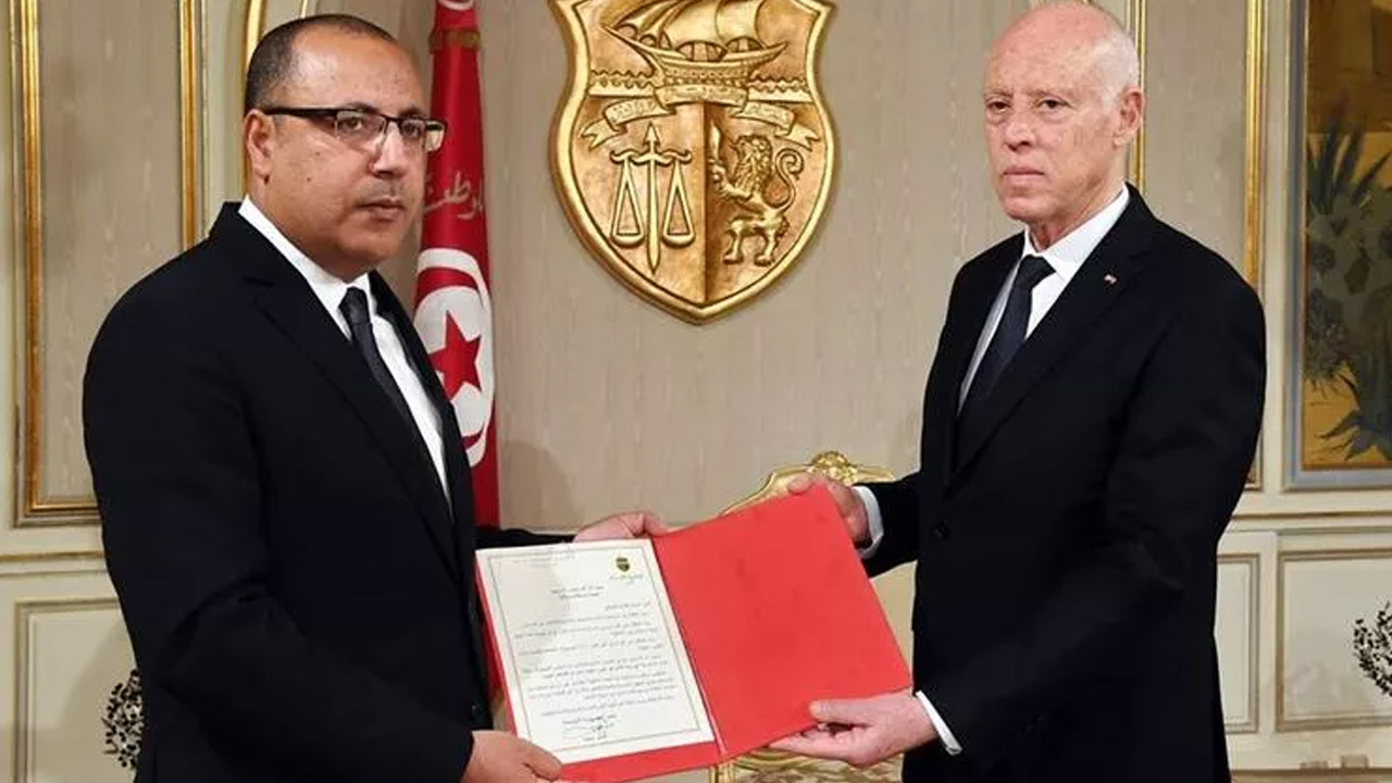 Tunus'ta darbe: Başbakan görevden alındı, meclisin yetkileri donduruldu