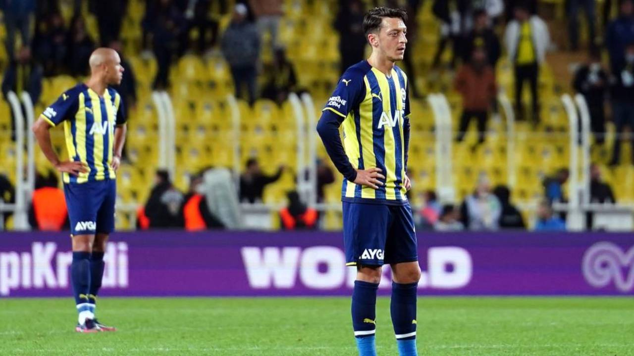 Fenerbahçe evinde Alanyaspor'a 2-1 mağlup oldu