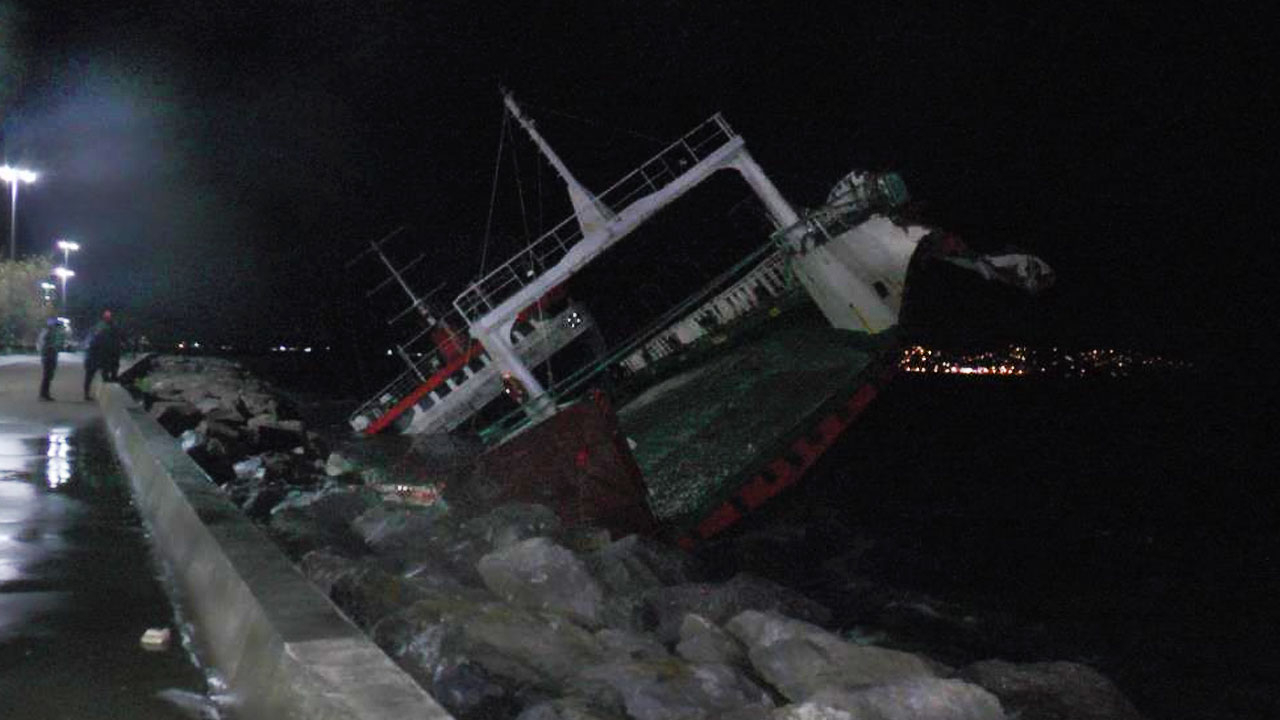 İstanbul'da kıyıya oturan gemi battı