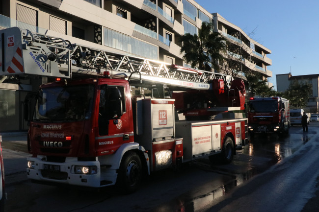 İzmir'de apartman yangını: 1 ölü