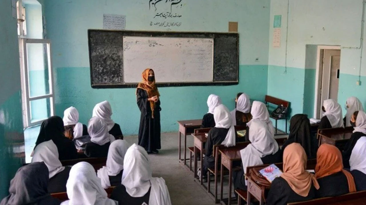 Taliban kız çocuklarına okulları birkaç saatliğine açıp tekrar kapattı