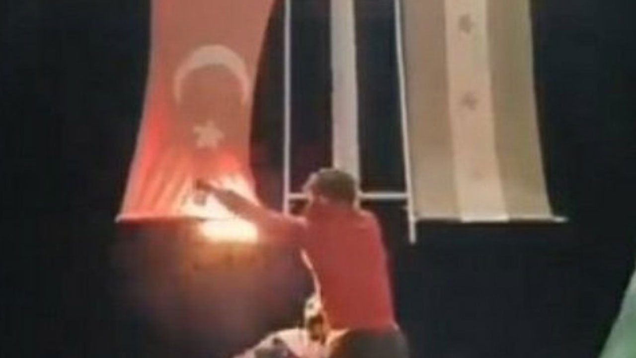 Bakan Çavuşoğlu 'Suriye'de muhaliflerle rejimi anlaştırmalıyız' demişti... Muhalifler Azez'de Türk Bayrağı yaktı