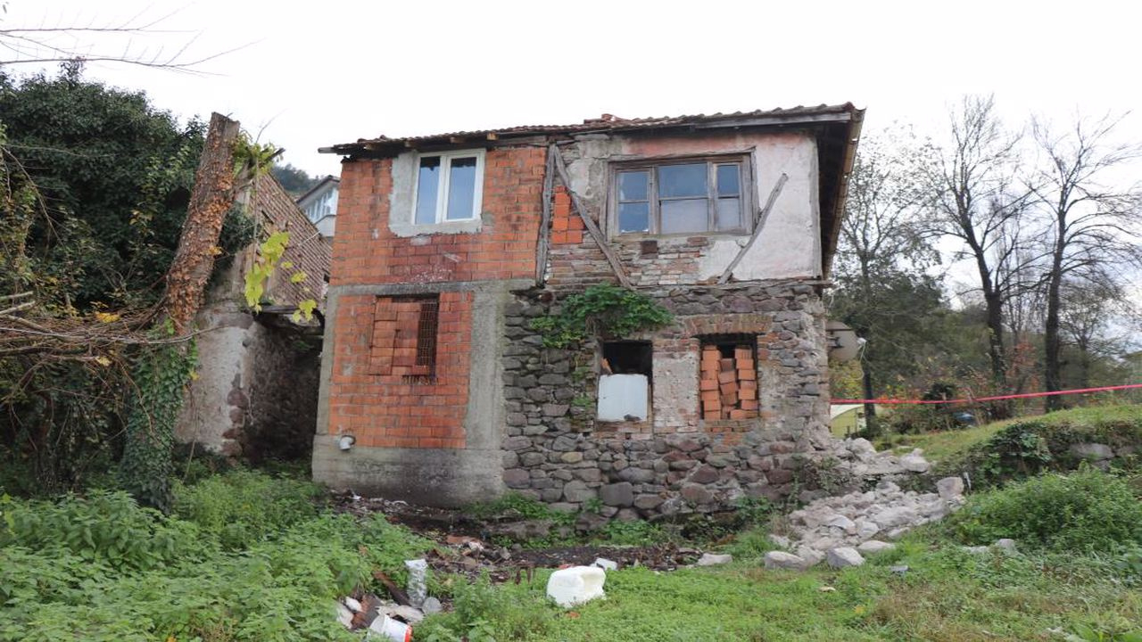 Deprem sonrası binadaki hasar gün aydınlanınca ortaya çıktı