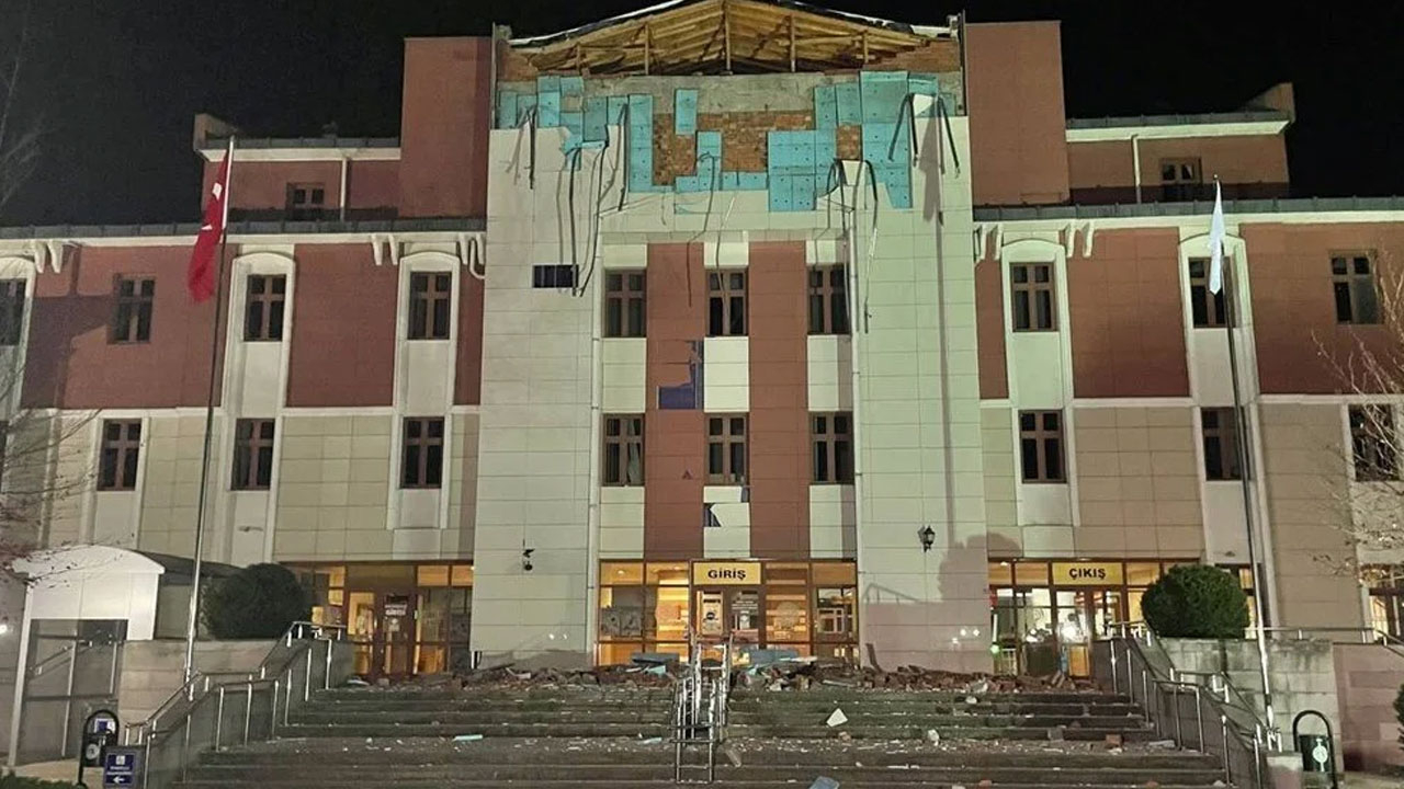 Düzce Adliyesi'nde hasar meydana geldi, bir iş yeri yıkıldı