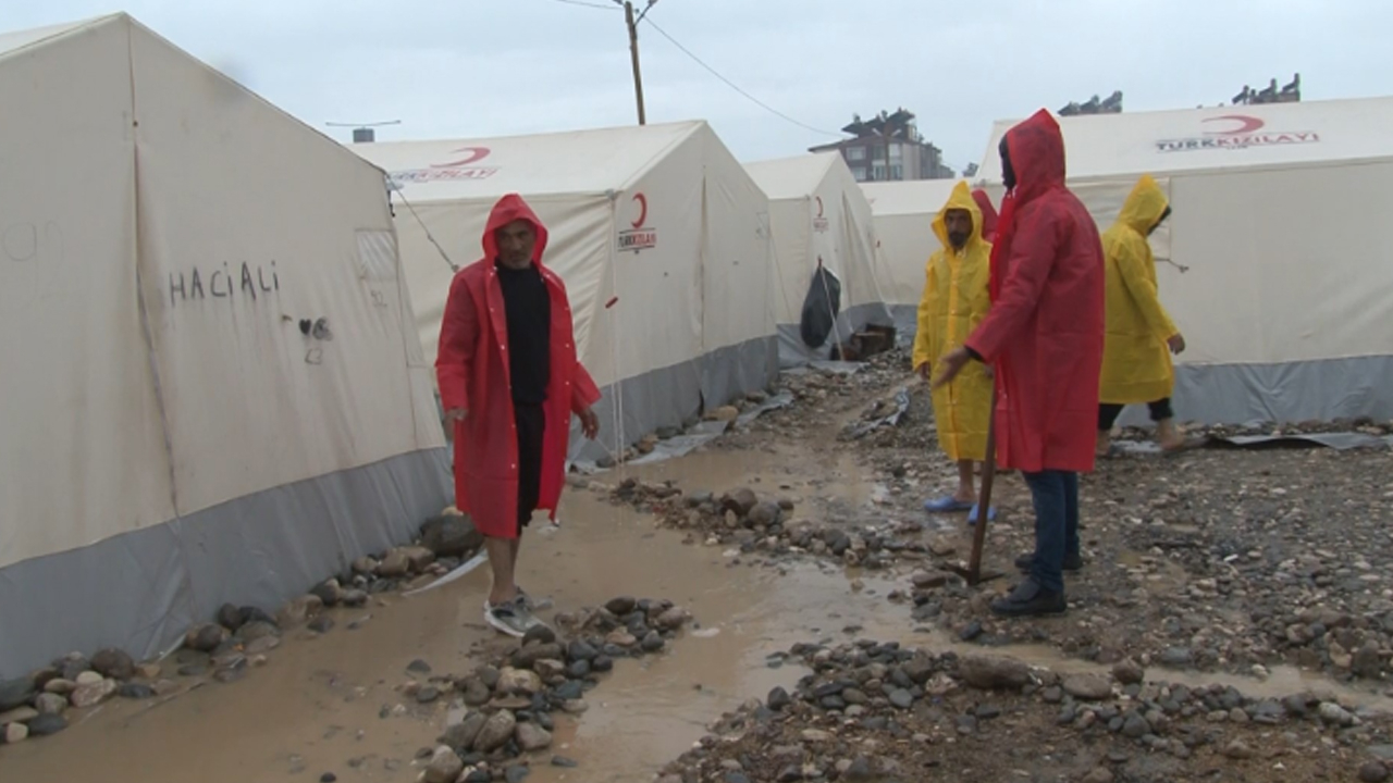 Adıyaman'da sel felaketi! Konteyner suya kapıldı: 1 can kaybı, 4 kayıp