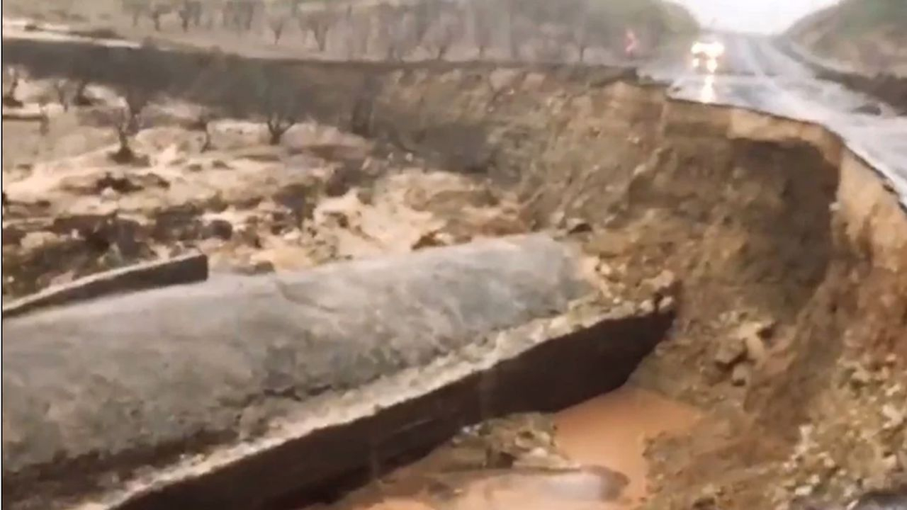 Afet üstüne afet yaşanıyor! Karayolu çöktü, TIR sele kapıldı