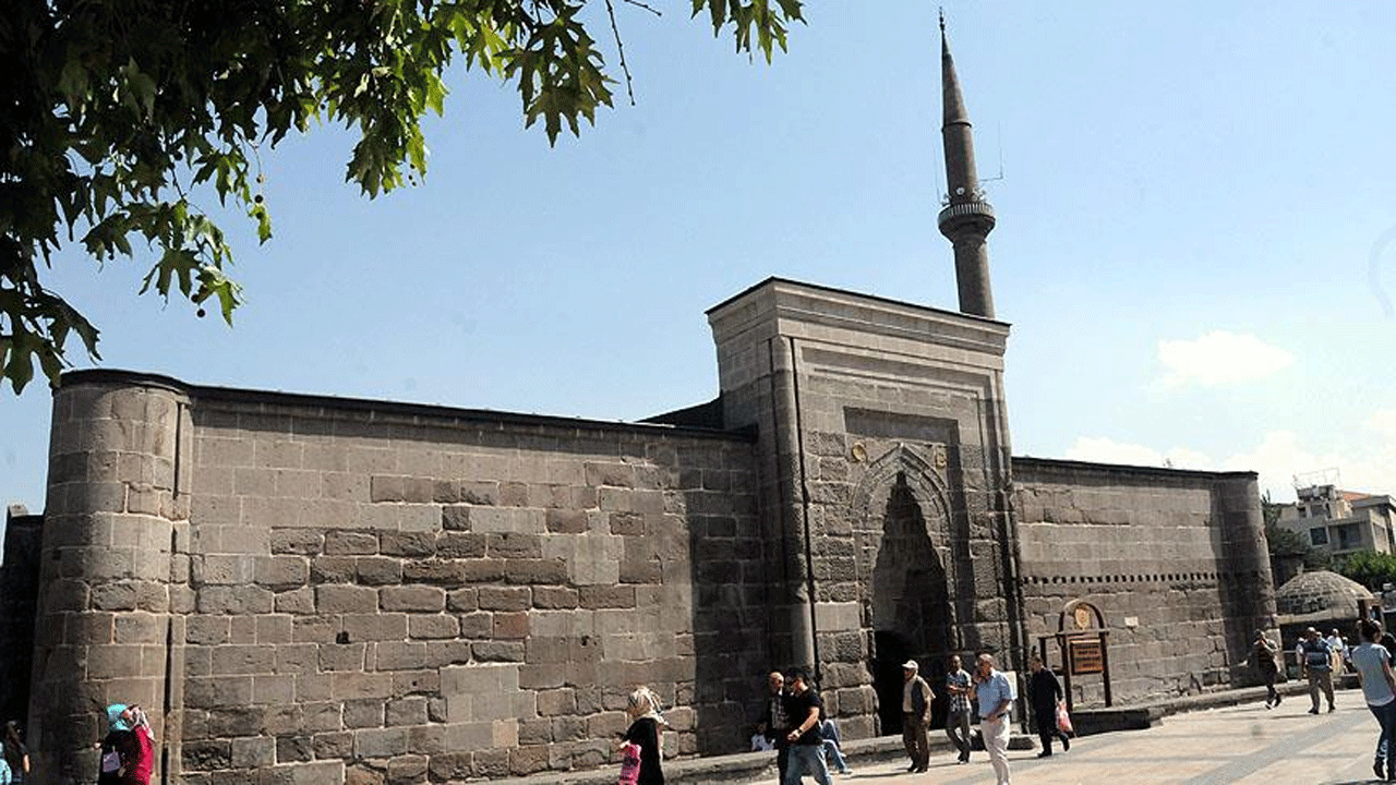 Hunat Camii’nde ‘Enderun Usûlü Teravih’ geleneği devam ediyor