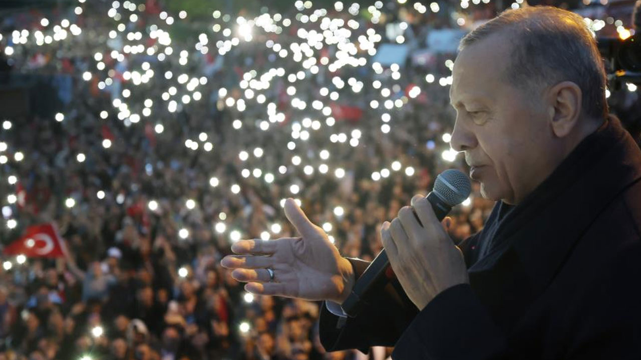 Külliye'de zafer coşkusu: On binler balkon konuşması için Beştepe'ye akın etti!