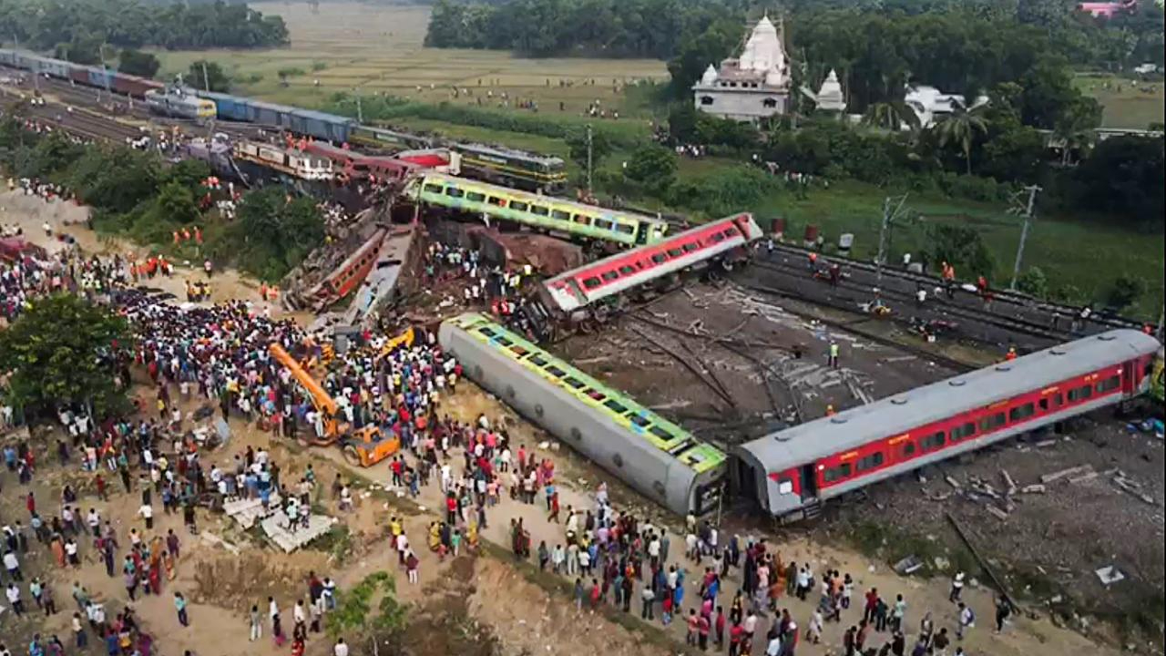 Hindistan'da tren kazası: Can kaybı 288'e yükseldi, 1 günlük yas ilan edildi