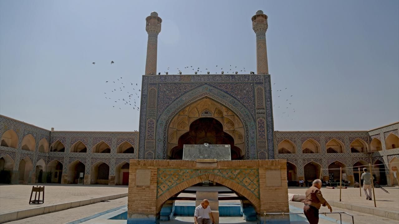 Selçuklu, Safevi ve Deylemi devletlerine başkentlik yapan İsfahan, tarihi mekanları ile yerli ve yabancı turistlerin en çok ziyaret ettiği İran kentlerinin başında geliyor.