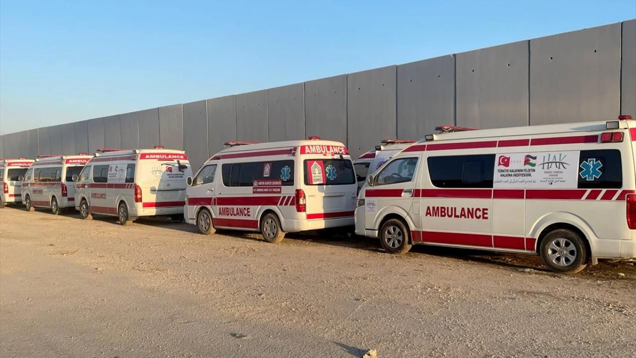 Mısır’a ait ambulansların yanı sıra bazı Türk yardım dernekleri tarafından Gazze halkına hibe edilen ambulanslar da Gazze’ye gönderilmek üzere sınır kapısında hazır bekletiliyor.