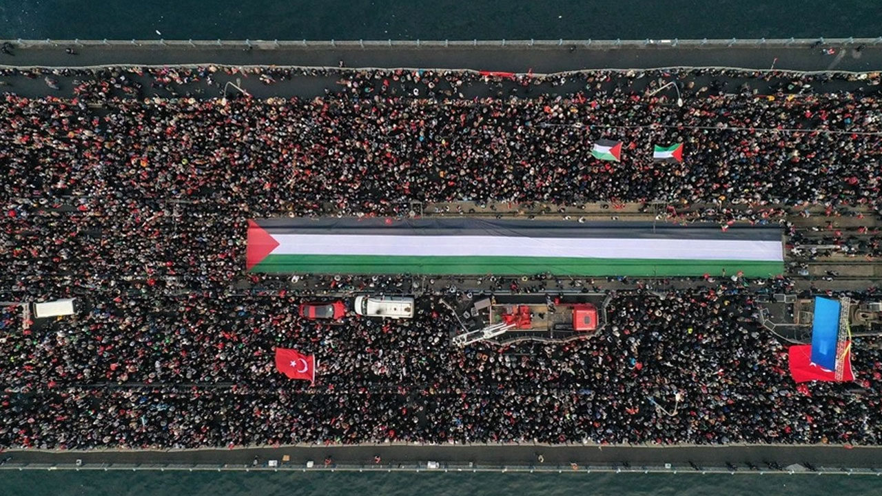 Yüz binlerce kişi Gazze ve şehitler için buluştu! İstanbul'daki büyük yürüyüşten çarpıcı kareler