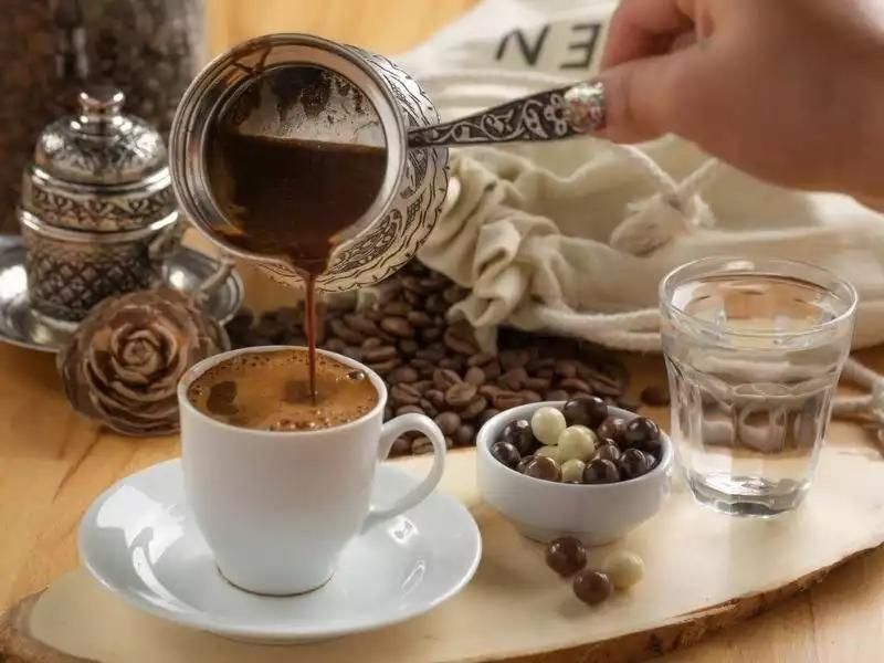Türk kahvesi genelde su ile servis ediliyor. Bu yazılı bir kural değil ancak bu ikili her daim yan yana. Peki, bu gelenek nereden geliyor? Bu konu hakkında birkaç rivayet var.