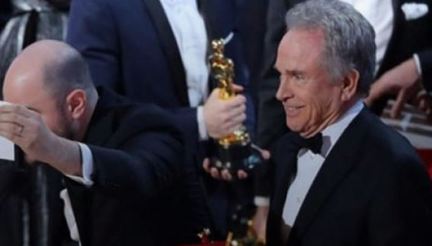 Oscar töreninde büyük skandal! Yanlış filme gitti