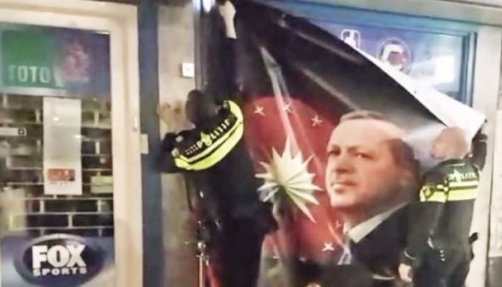 Hollanda polisi 'Erdoğan' posterini indirdi