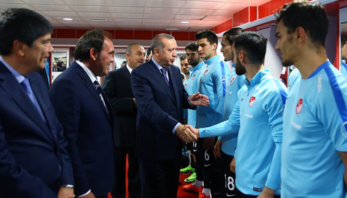 Cumhurbaşkanı Erdoğan milli futbolcuları soyunma odasında ziyaret etti