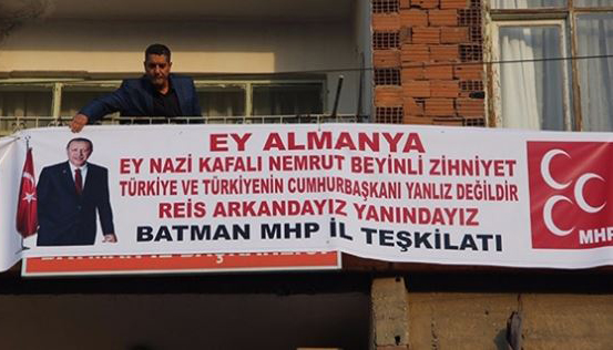 Kriz sonrası MHP'den Erdoğan'a pankartlı destek