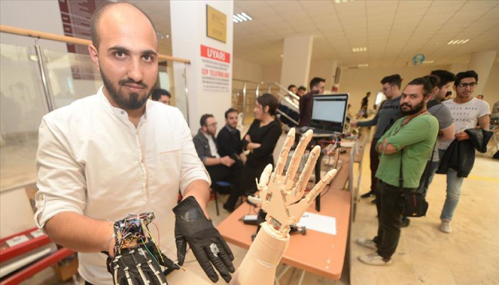 Suriyeli öğrenciler 'robotik el' yaptı