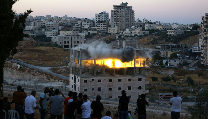 Gözü dönmüş İsrail Filistinlilerin binasını şov yaparak yıktı!