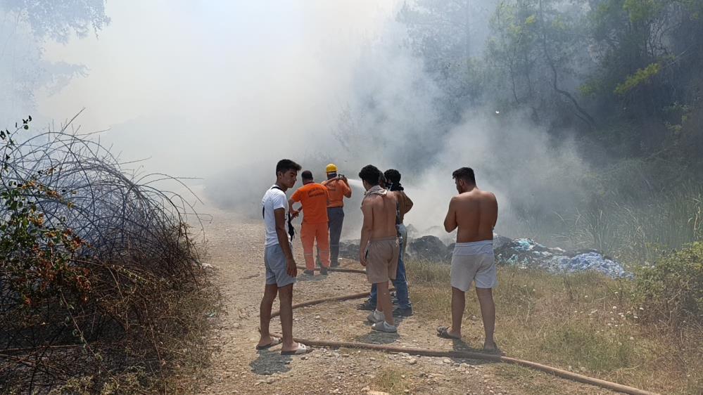 Antalya'da mezarlık yangını ormana sıçradı! Mahalleli alarma geçti!