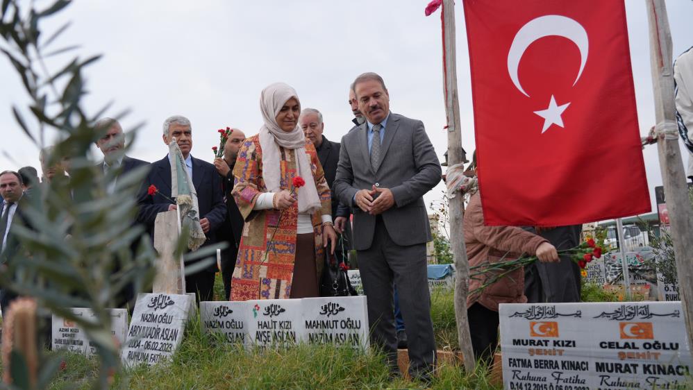 Adıyaman’da depremde hayatını kaybeden öğretmenler için dua edildi