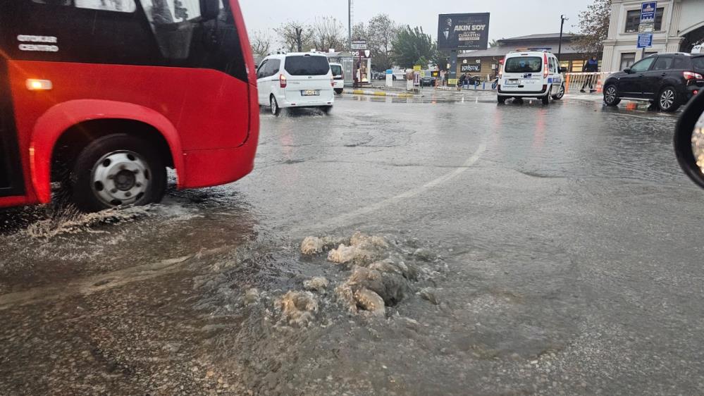 Balıkesir'in Bandırma ilçesinde sabah saatlerinde etkili olan yoğun sağanak yağış, hayatı olumsuz etkiledi.