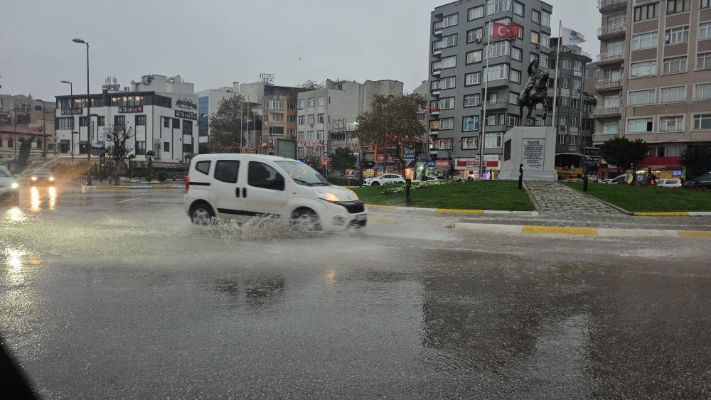 Balıkesir'in Bandırma ilçesinde sabah saatlerinde etkili olan yoğun sağanak yağış, hayatı olumsuz etkiledi.