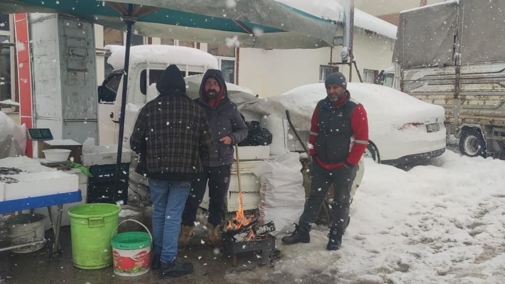 Erzurum’da etkili olan kar yağışı, hayatı adeta felce uğrattı.