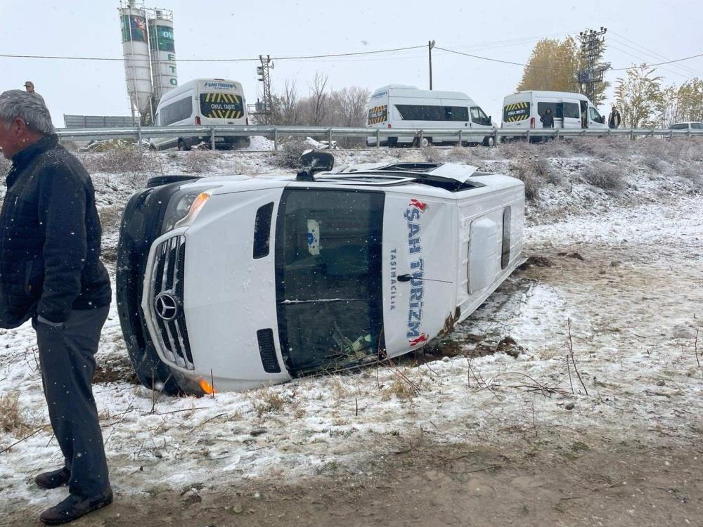 Muş'ta servis minibüsü devrildi: Sürücü ile 15 öğretmen yaralandı