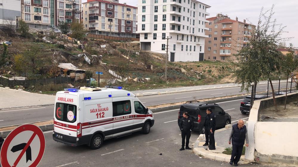 Tekirdağ Çorlu’da bir baba, kendisine bıçak çekip saldırdığı iddia edilen oğlunu silahla vurdu.