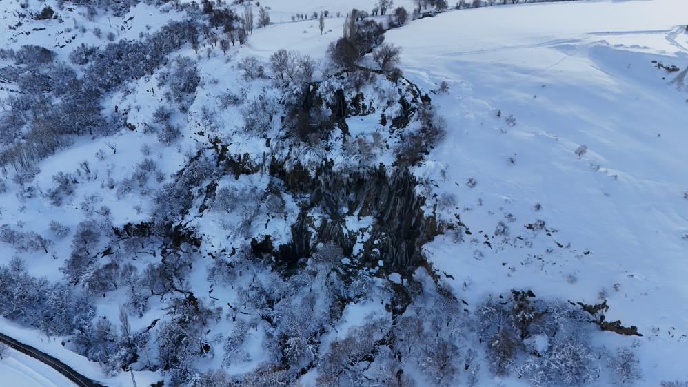 Erzincan’da bulunan Girlevik Şelalesi dondu, görenler hayran kaldı