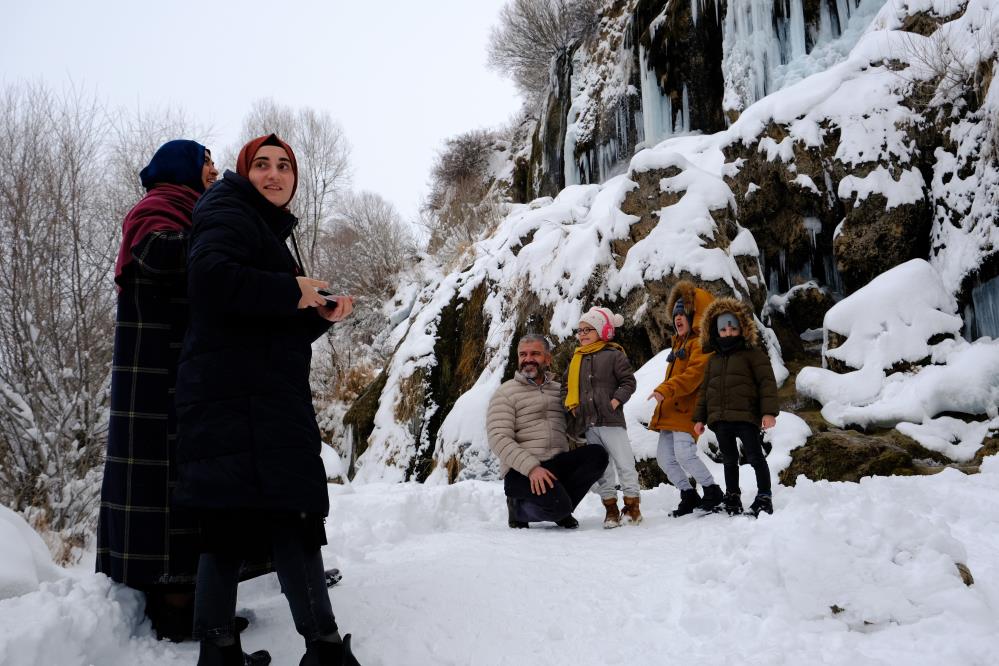 Erzincan’da bulunan Girlevik Şelalesi dondu ziyaretçiler fotoğraf çekildi