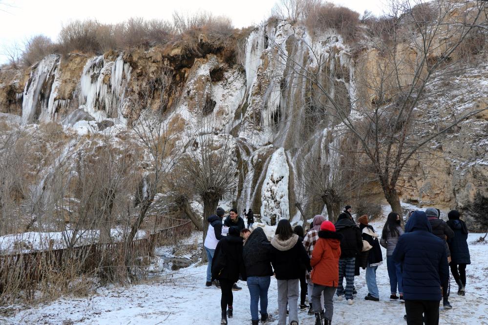 Erzincan’da bulunan Girlevik Şelalesi dondu ziyaretçiler fotoğraf çekildi