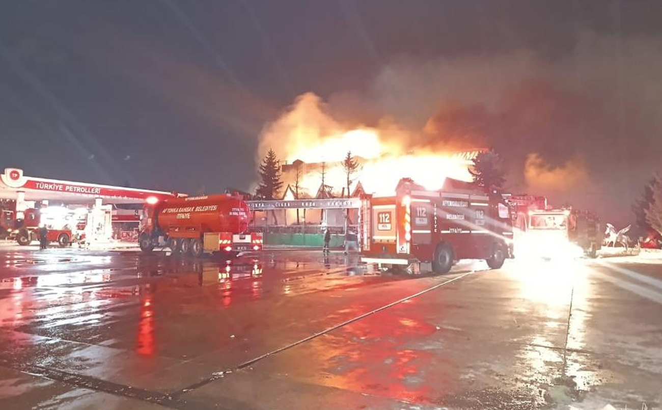 Afyonkarahisar'da bir akaryakıt istasyonunun içerisindeki restoranda yangın çıktı.