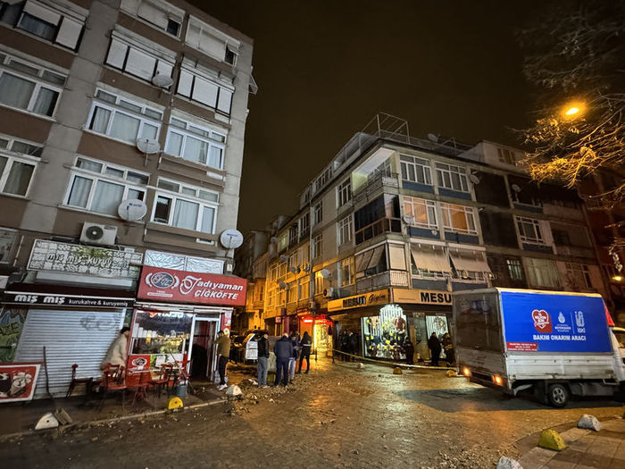 Kadıköy'de ana su şebekesinde meydana gelen patlama nedeniyle 5 katlı binanın sakinleri tahliye edildi