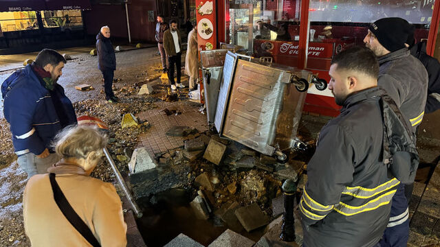 Kadıköy'de ana su şebekesinde meydana gelen patlama nedeniyle 5 katlı binanın sakinleri tahliye edildi